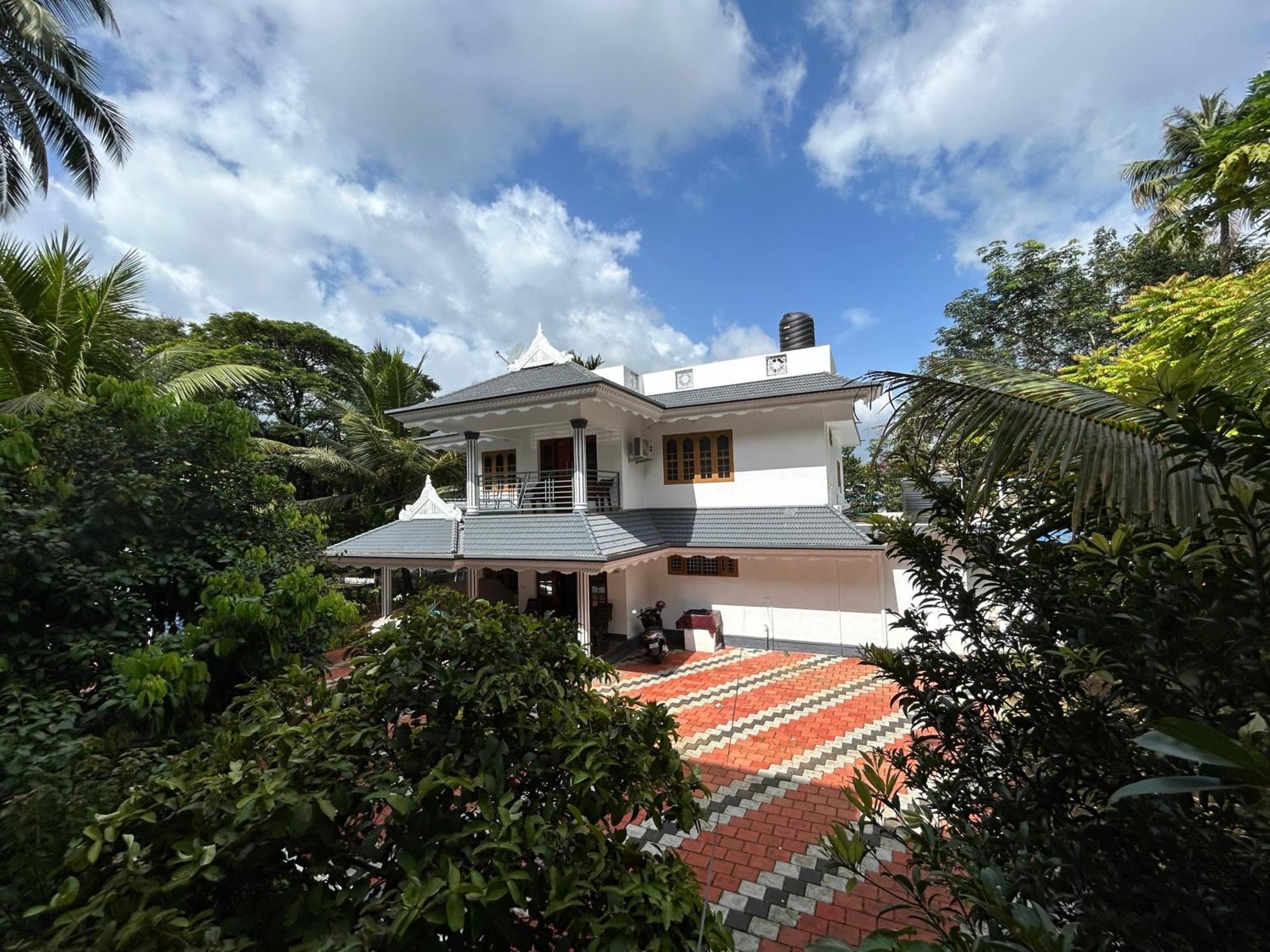 Puzhayoram Homestay Thrissur エクステリア 写真